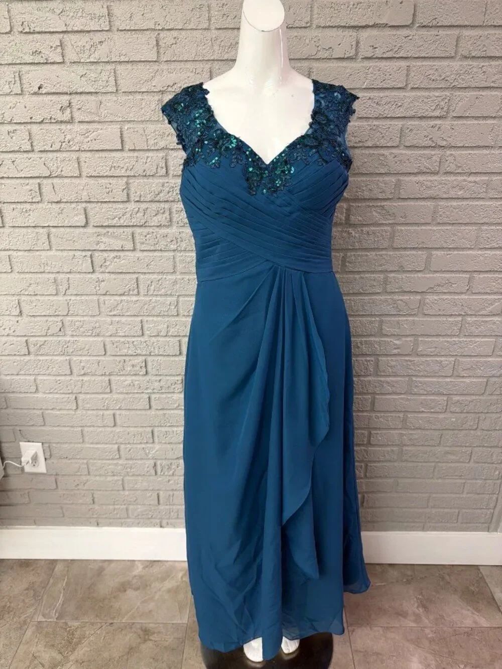 V-Neck Sequined Long Chiffon Formal Gown With Pleated Detail Dress Size 8